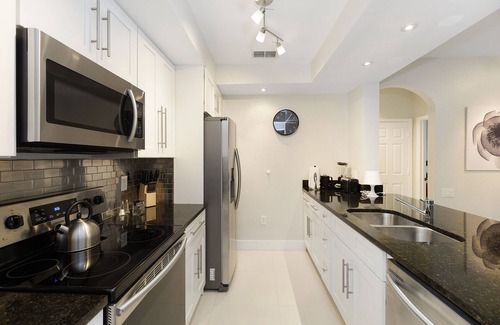 Windsor Hills Condo | Modern & comfortable, 5 mins to Disney. WiFi, water slides, pool, sports.