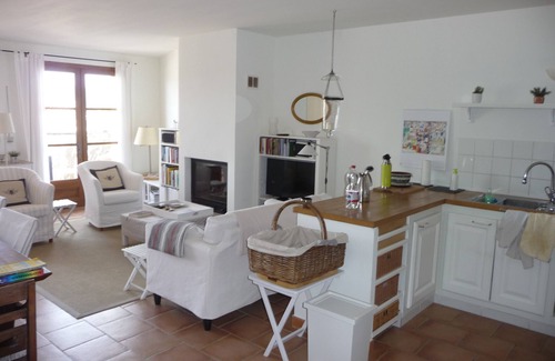 Sablet House | Modern, comfortable house located on the medieval city wall