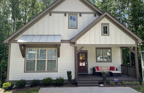 Dickel House | Modern, Comfortable Lake Home with Screened Patio