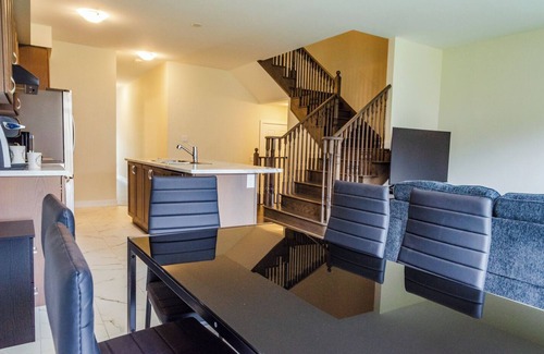 Thorold House | Modern Comforts: 4 Bedroom Family Home in Thorold | 20 Min to Falls