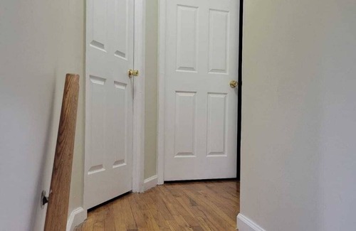 Canarsie House | Modern & Comfy ~ 5* Location ~ King Bed ~ Parking!