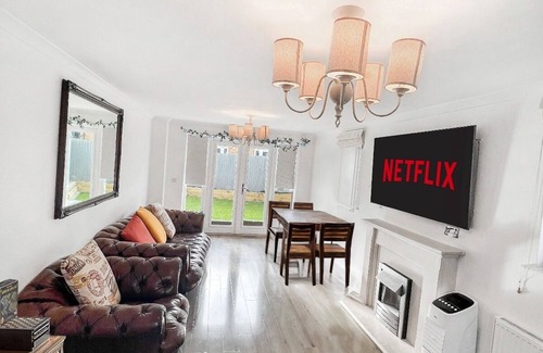 Milton Keynes House | Modern, Comfy 6 bedroom house