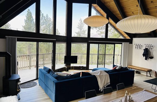 Echo Lake Cabin | Modern Comfy Cabin in South Lake Tahoe w/a Hot Tub!