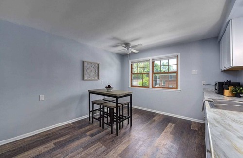 Shaker Heights Apartment | Modern & Comfy ~ Close to Cleveland Clinic ~ Long-Stays Welcome ~ Safe Area