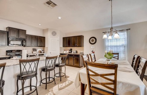 Solana Ridge House | Modern comfy home perfect for Lackland BMT/San Antonio Visit, mins to Sea World
