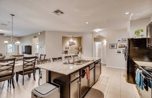 Solana Ridge House | Modern comfy home perfect for Lackland BMT/San Antonio Visit, mins to Sea World