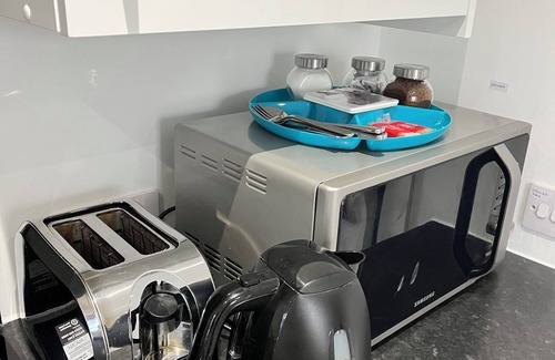 Glasgow Apartment | Modern Comfy One bed apartment - with Free parking