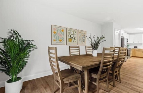 Taylors House | Modern & Comfy, Private Deck, 10 min to Greenville
