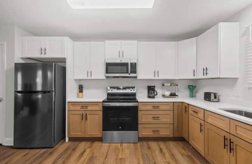 Taylors House | Modern & Comfy, Private Deck, 10 min to Greenville