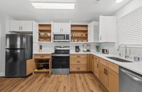 Taylors House | Modern & Comfy, Private Deck, 10 min to Greenville