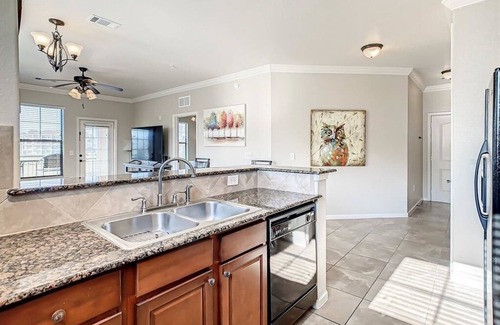 Wellington Condo | Modern condo close to restaurants and food store and only 25 minutes to Disney.