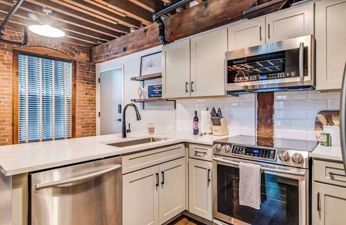 Nashville Apartment | Modern Condo Getaway w/Pool-Sleeps 2 Luxury Stay