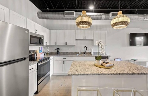 Nashville Condo | Modern Condo Hideaway –Sleeps 2, Pets OK, 8min BNA