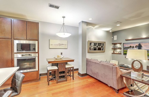French Quarter Condo | Modern Condo in the heart of DT on East Bay St Prime Location