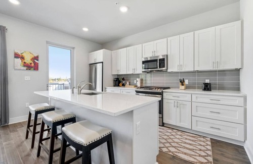 New Orleans Condo | Modern Condo near the French Quarter with Pool!