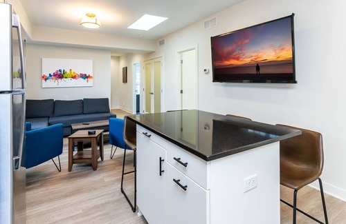 Lyn-Lake Condo | Modern condo #Self checkin #CityLife #Location #Rooftop Deck