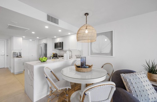 Marco Island Condo | Modern condo w/panoramic views of the crescent beach