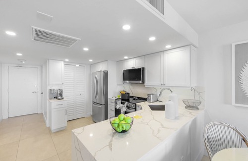 Marco Island Condo | Modern condo w/panoramic views of the crescent beach