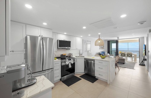Marco Island Condo | Modern condo w/panoramic views of the crescent beach