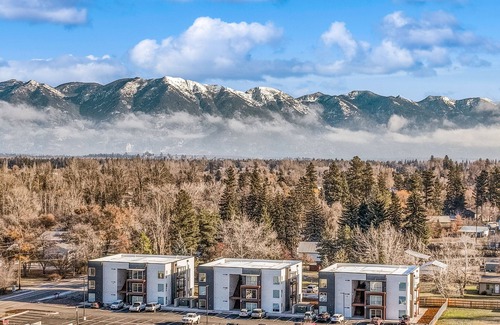 Evergreen Apartment | Modern condo with full kitchen & Washer/Dryer - Dog Friendly