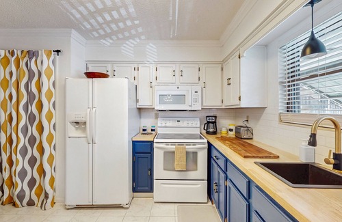 Hot Springs Condo | Modern condo with hot tub, pool access, fireplace, Smart TVs, & pets welcome