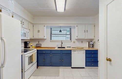 Hot Springs Condo | Modern condo with hot tub, pool access, fireplace, Smart TVs, & pets welcome