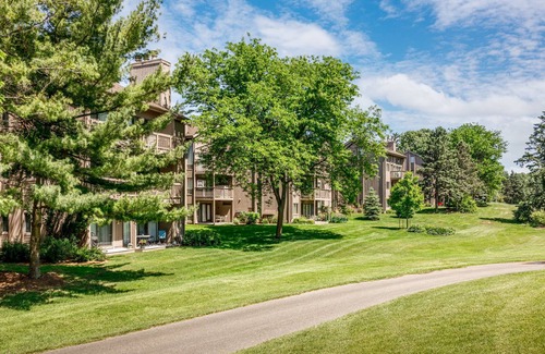 Acme Condo | Modern & Convenient Newly Renovated Condo