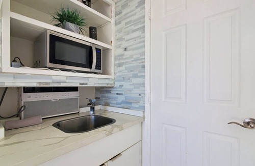 McCully - Moiliili Apartment | Modern corner studio in Waikiki. No resort fee
