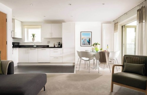 Cirencester Condo | Modern Cotswolds lakeside retreat, spa and pool