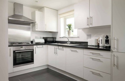 Cirencester Condo | Modern Cotswolds lakeside retreat, spa and pool