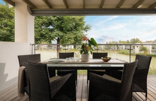 Cirencester Condo | Modern Cotswolds lakeside retreat, spa and pool