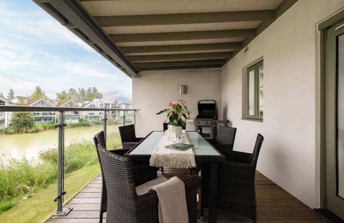 Cirencester Condo | Modern Cotswolds lakeside retreat, spa and pool