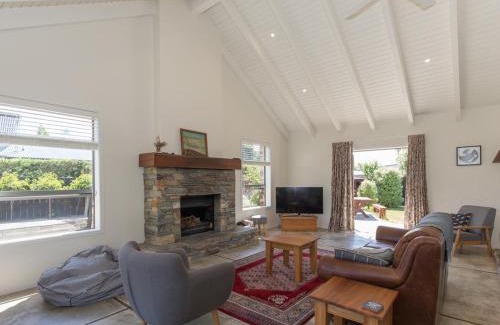 Albert Town House | Modern Cottage Charm - Albert Town near Wanaka