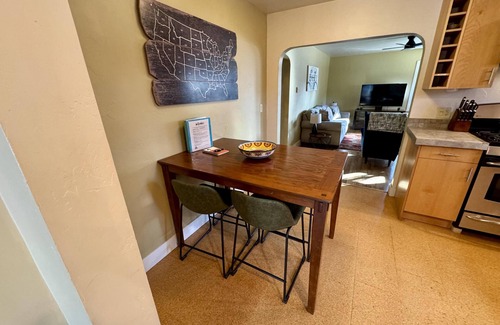 River Terrace Cottage | Modern cottage charm & walk to Downtown Bend