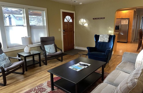 River Terrace Cottage | Modern cottage charm & walk to Downtown Bend