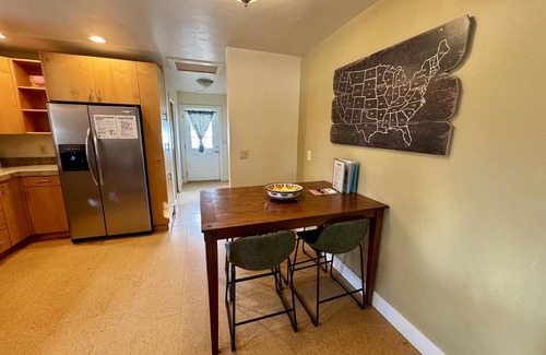 River Terrace Cottage | Modern cottage charm & walk to Downtown Bend