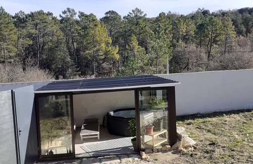 Salavas House | Modern Cottage "Gîte Les Bambou" with Spa and Garden