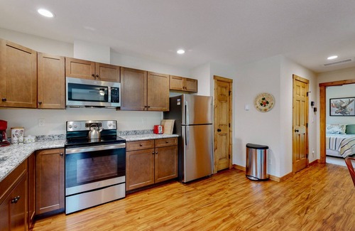 Estes Park Cottage | Modern Cottage; Mt Views, Wildlife, Location, Hot Tub, EV & 420 Friendly