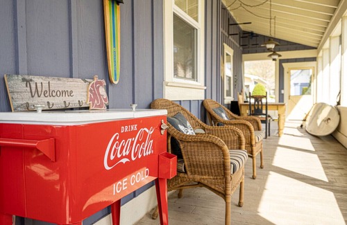 Oroville House | Modern Cottage- The big beachy house!