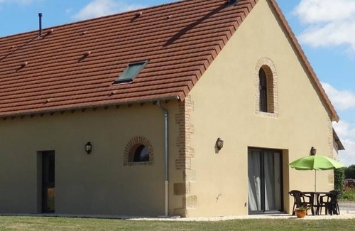 Chapeau Cottage | Modern Cottage with Nature View, WiFi Included