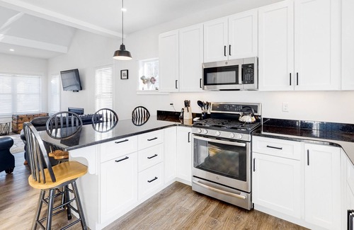 Arundel Cottage | Modern cottage with shared pool, fast WiFi, loft, gas fireplace, fire pit, & W/D
