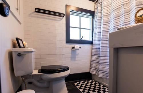 Mattituck House | Modern country cottage - 5 min to beach, farm stands, and vineyards