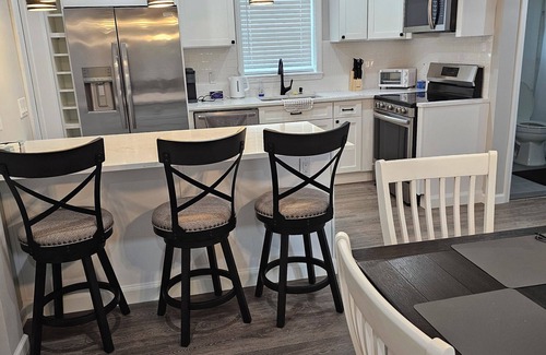 Woodbourne House | Modern Country Hideaway With 2 Ponds And Stream On 27 Scenic Acres.