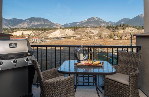 East Kootenay Apartment | Modern Cozy 2 Bed 2 Bath with Lake and Mountain Views Pool and Hot Tub
