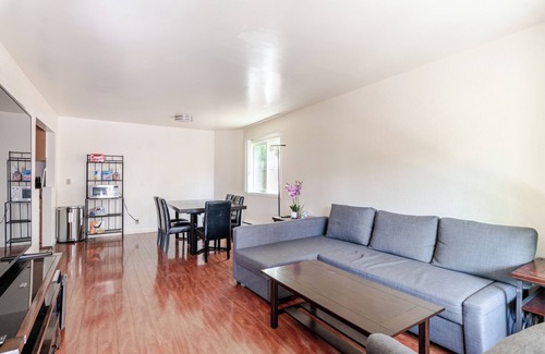 Berkeley Apartment | Modern & Cozy 2 Bedroom 2 Bathroom Suite with Sofabed 75" TV