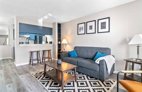 Montrose Apartment | Modern & Cozy 2BR Flat | Workspace | 8 Min to Downtown