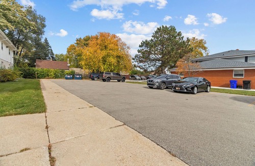 Appleton Apartment | Modern & Cozy 2BR w/King Bed in Appleton, 30 mins by drive from Lambeau Field