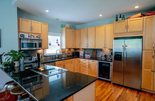 Athens House | Modern cozy 3/3 House at UGA- 1 block walk Downtown Athens & 3 to U of Georgia