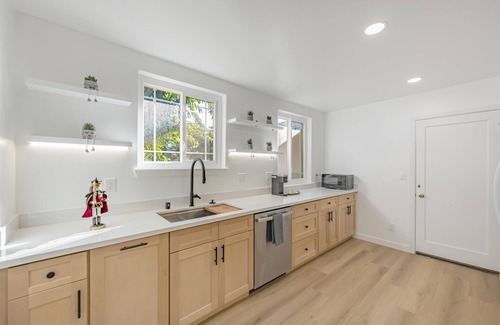 San Jose House | Modern Cozy 3B2B House with Mini Golf near Santa Clara
