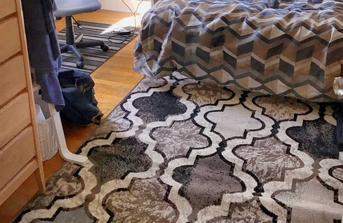 Eastside House | Modern & Cozy ~ Close to Hospital and University, Workspace, TV!